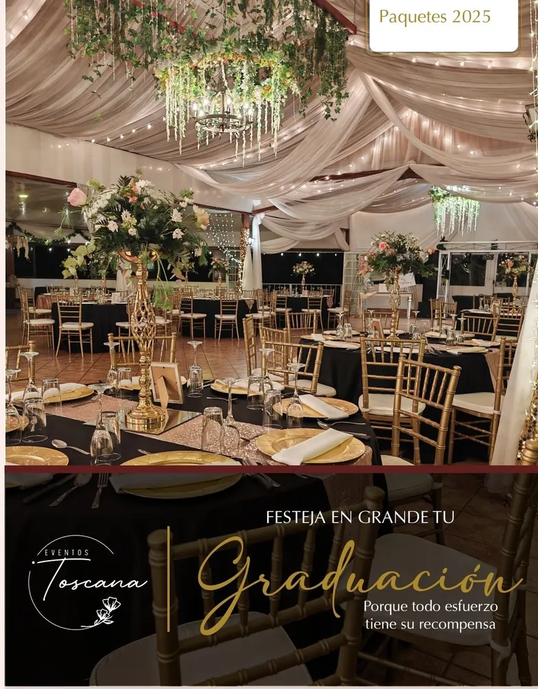 Salón principal decorado con cortinas y candelabro