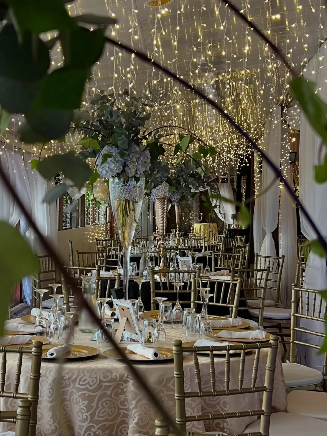 Centro de mesa con luces cálidas en Eventos Toscana