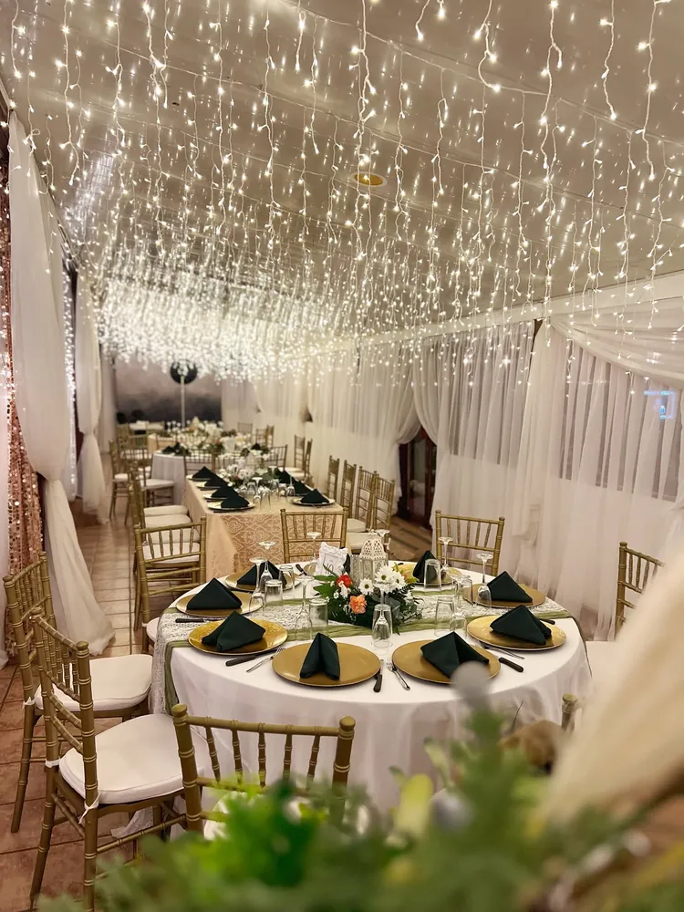 Carpa decorada con luces cálidas
