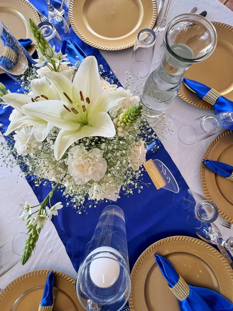 Centro de mesa floral en tonos azules