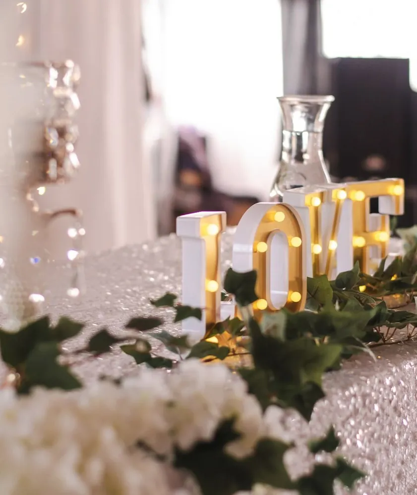 Detalle decorativo con letras LOVE y velas