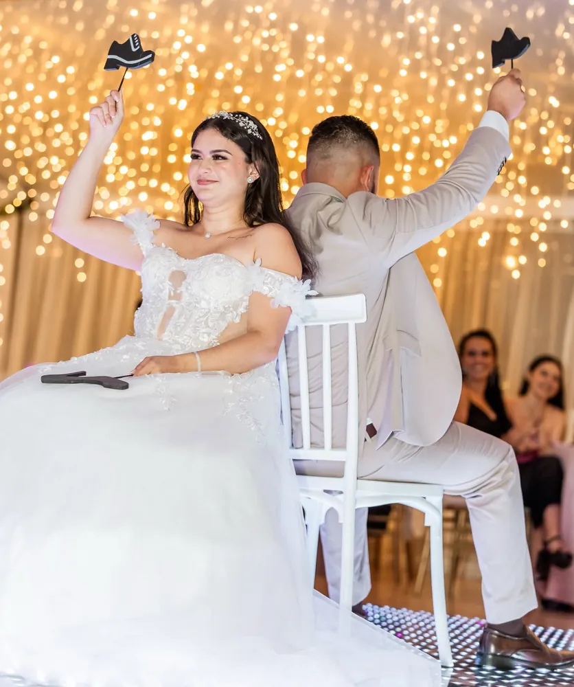 Novios celebrando en la pista de baile