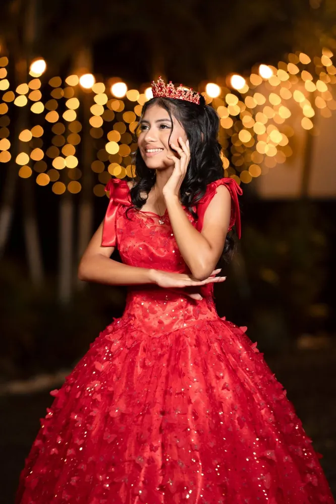 Quinceañera celebrando