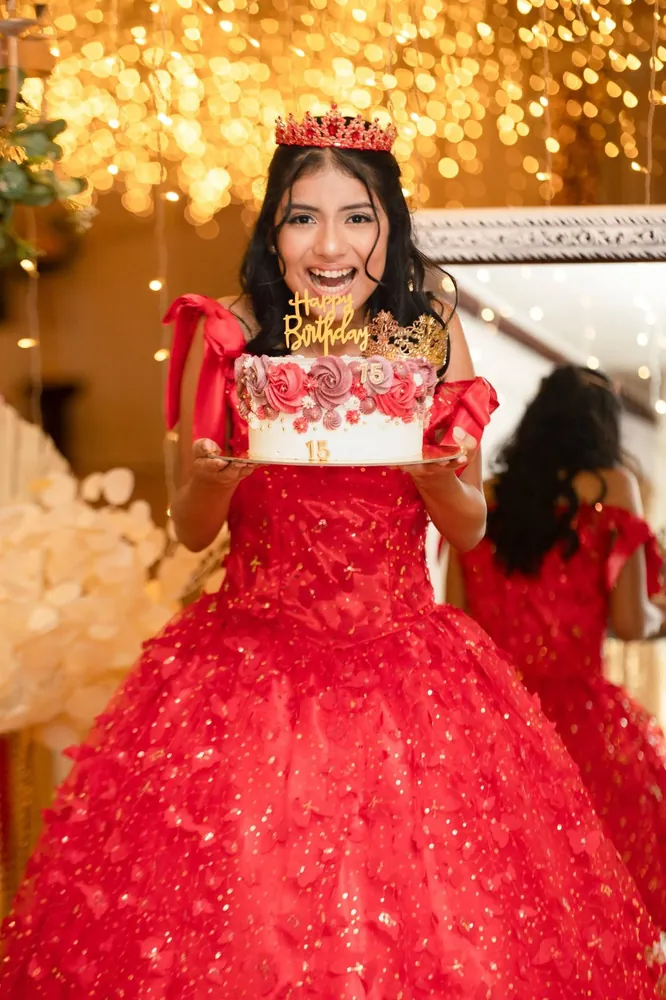 Retrato de quinceañera con vestido rojo y tiara