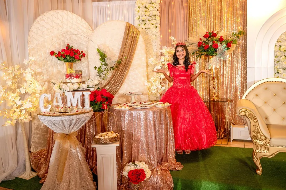 Quinceañera junto a su mesa de dulces