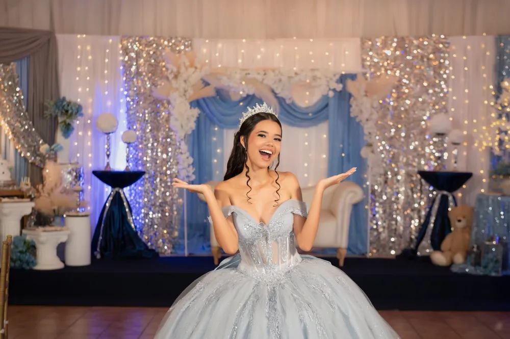 Quinceañera con su pastel