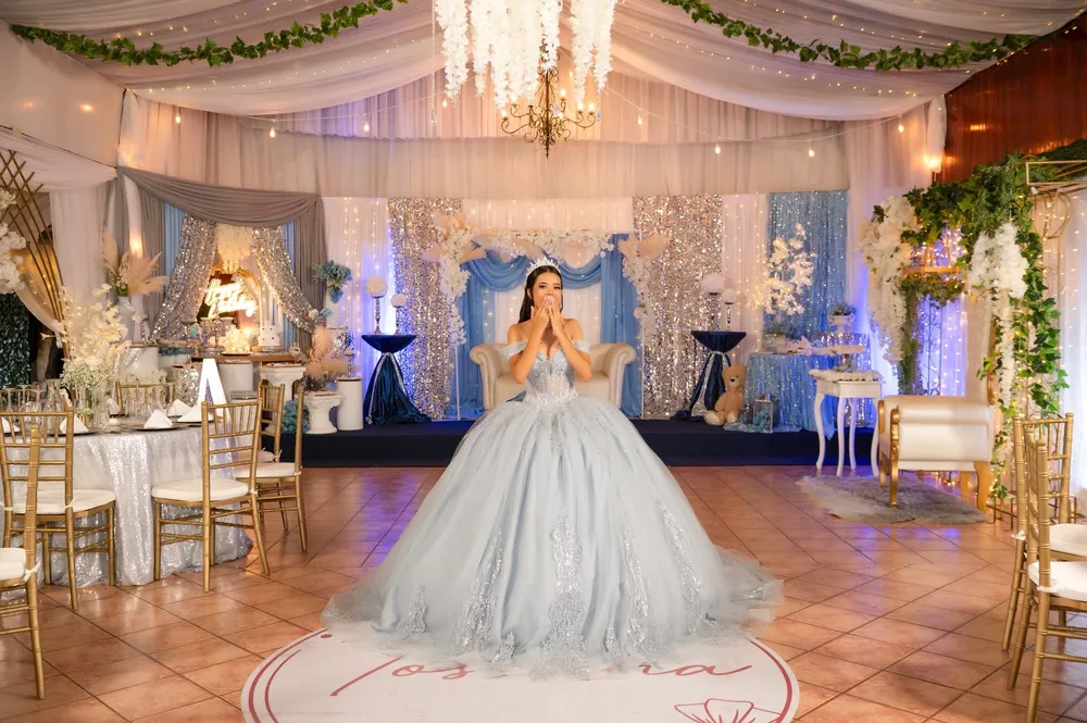 Retrato de quinceañera con luces cálidas de fondo