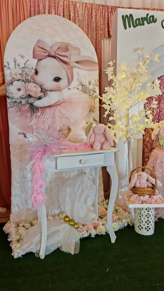 Decoración de baby shower con conejitos de peluche