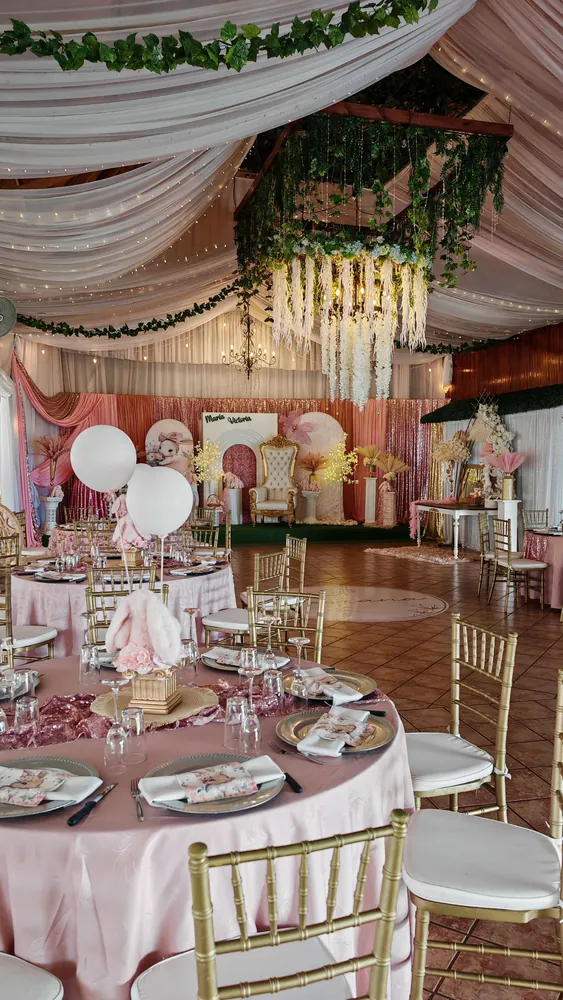 Salón decorado en rosado para baby shower