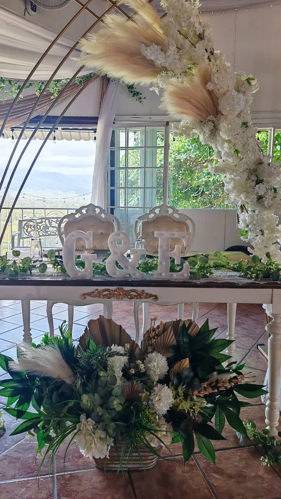 Mesa de novios con letras G y E y vista a las montañas