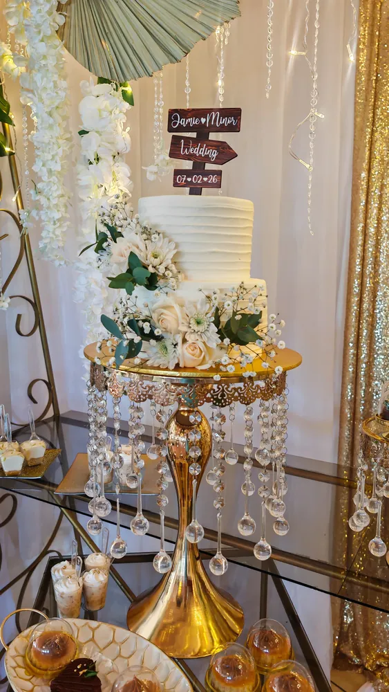 Pastel de boda con letrero Jamie y Minor Wedding
