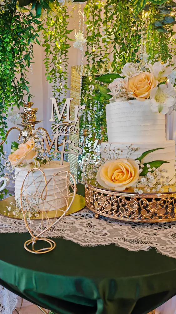 Pastel de boda Mr and Mrs en tonos verde y dorado
