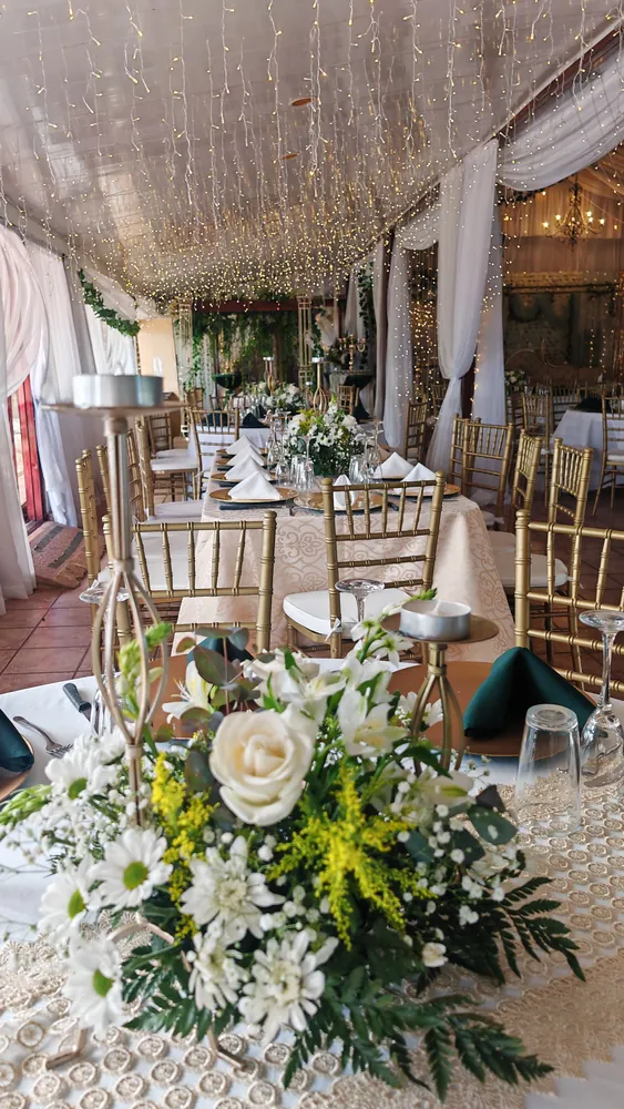 Salón decorado en marfil y dorado para boda