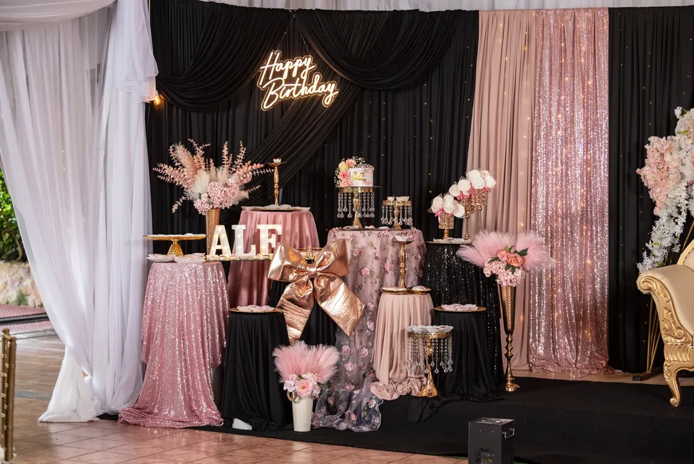 Backdrop con letrero de neón Happy Birthday y decoración en negro y rosado