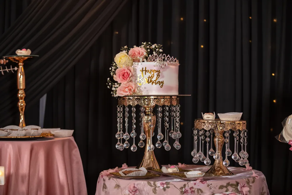 Mesa de postres en tonos rosados para cumpleaños número 40