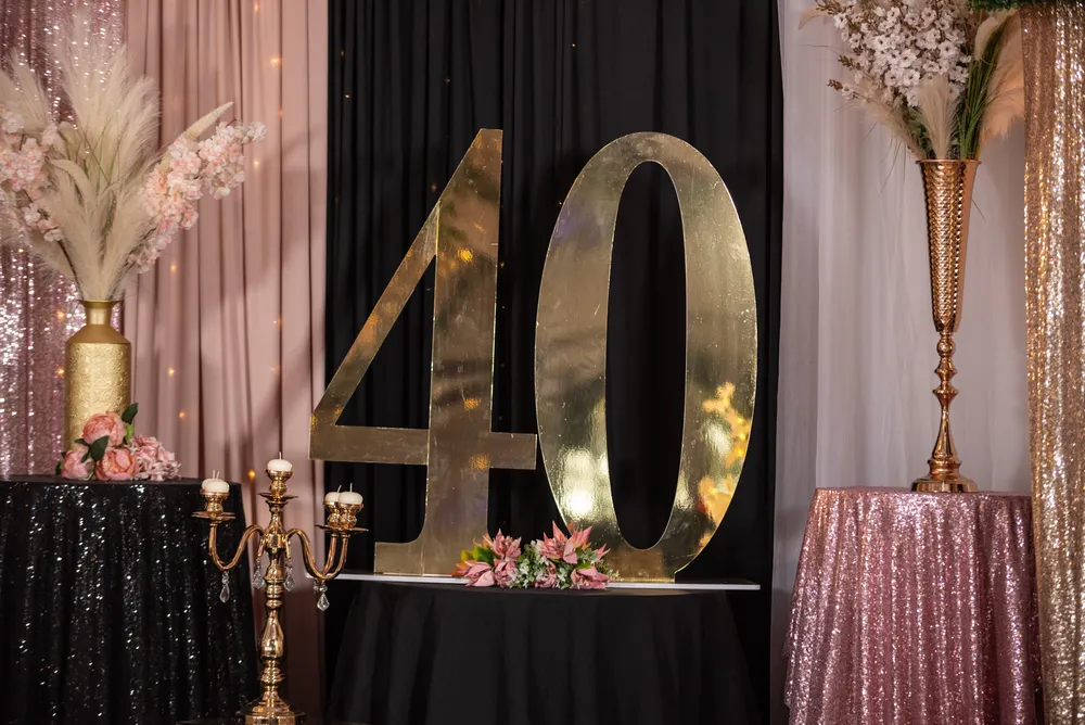 Número 40 dorado decorado con flores rosadas