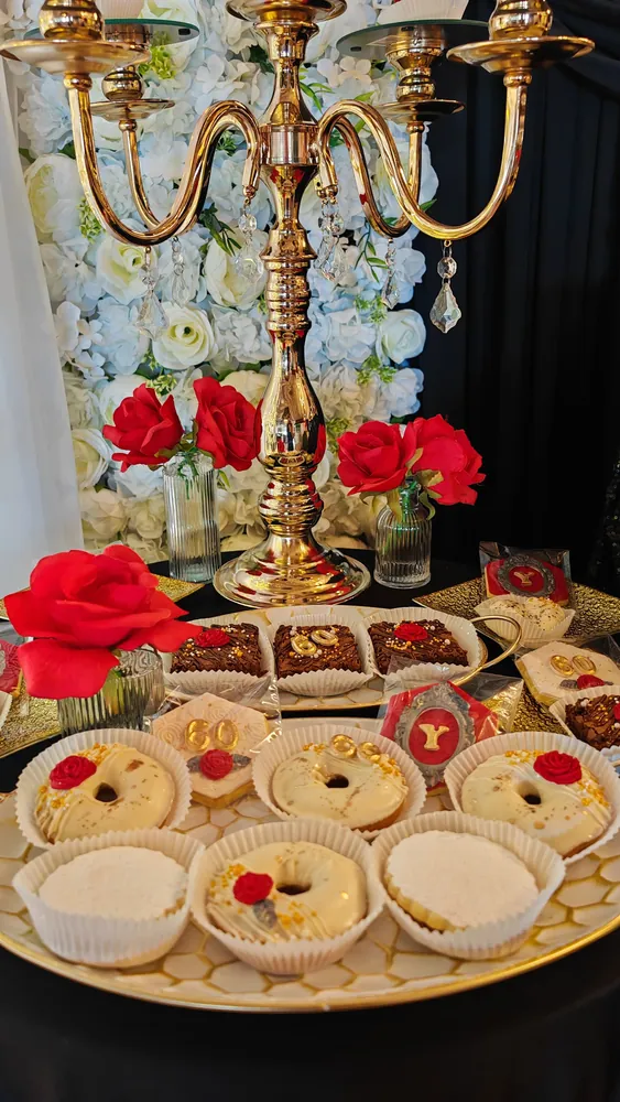 Mesa de postres para cumpleaños número 60