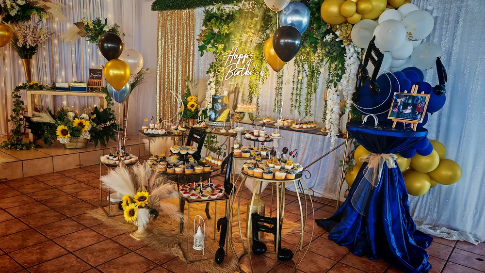 Cumpleaños con tema musical en azul, dorado y negro
