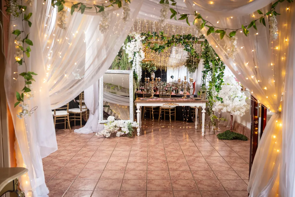 Pasillo de entrada decorado con luces cálidas y cortinas blancas
