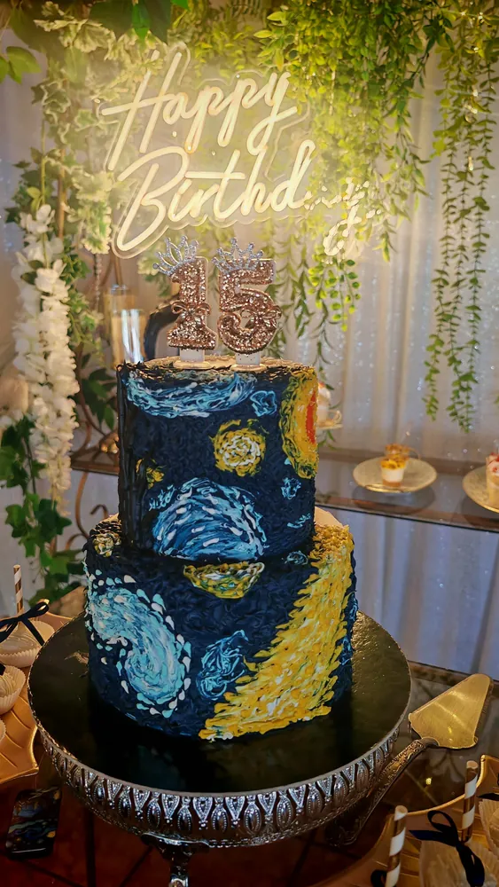 Pastel de quince años en azul y plata estilo Van Gogh