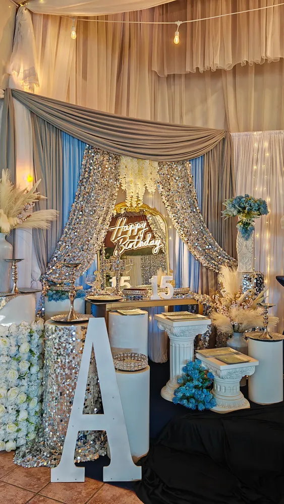 Salón decorado en azul y plata para quince años